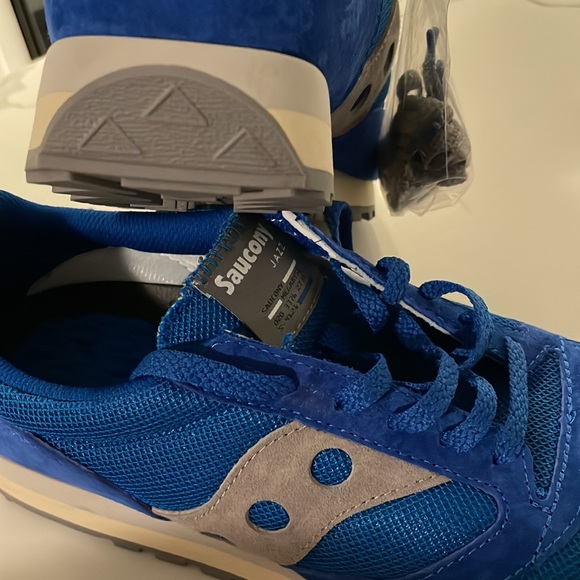 Men’s 11 1/2 Saucony
USA
UK
11.5
05/21
UPPER: LEATHERITEXTILE
OUTSOLE: RUBBER - Picture 4 of 5